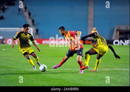 Rades, Tunis. 27 Dez, 2019. Anis Badri von EST (8) und Luzolo Sita (2) während des Spiels EST (Tunesien) vs ALS V Club (DR Kongo) CAF insgesamt Liga der afrikanischen Champions bei Rades Stadion. Credit: Chokri Mahjoub/ZUMA Draht/Alamy leben Nachrichten Stockfoto