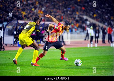 Rades, Tunis. 27 Dez, 2019. Anis Badri von EST (8) und Luzolo Sita (2) während des Spiels EST (Tunesien) vs ALS V Club (DR Kongo) CAF insgesamt Liga der afrikanischen Champions bei Rades Stadion. Credit: Chokri Mahjoub/ZUMA Draht/Alamy leben Nachrichten Stockfoto