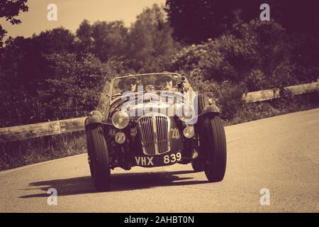 PESARO COLLE SAN BARTOLO, Italien, 17. Mai - 2018: FRAZER NASH REPLICA - LE MANS 1950 auf einem alten Rennwagen Rallye Mille Miglia 2018 die berühmten italienischen Stockfoto