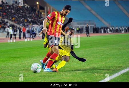Rades, Tunis. 27 Dez, 2019. Mohamed Ali Romdhane von EST (27) und Luzolo Sita während der Partie EST (Tunesien) vs ALS V Club (DR Kongo) CAF insgesamt Liga der afrikanischen Champions bei Rades Stadion. Credit: Chokri Mahjoub/ZUMA Draht/Alamy leben Nachrichten Stockfoto