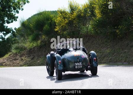 PESARO COLLE SAN BARTOLO, Italien, 17. Mai - 2018: FRAZER NASH REPLICA - LE MANS 1950 auf einem alten Rennwagen Rallye Mille Miglia 2018 die berühmten italienischen Stockfoto