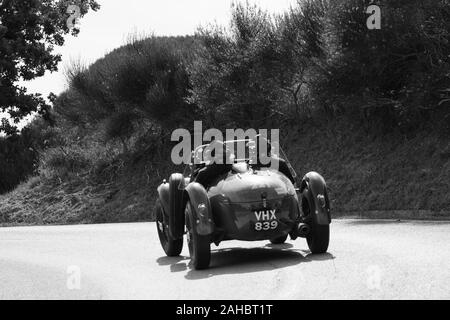 PESARO COLLE SAN BARTOLO, Italien, 17. Mai - 2018: FRAZER NASH REPLICA - LE MANS 1950 auf einem alten Rennwagen Rallye Mille Miglia 2018 die berühmten italienischen Stockfoto