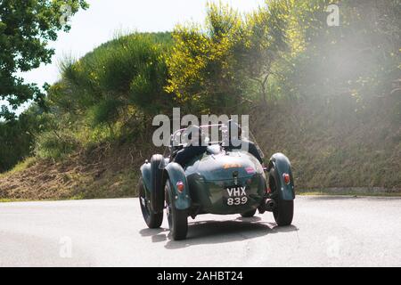 PESARO COLLE SAN BARTOLO, Italien, 17. Mai - 2018: FRAZER NASH REPLICA - LE MANS 1950 auf einem alten Rennwagen Rallye Mille Miglia 2018 die berühmten italienischen Stockfoto