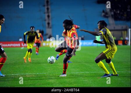 Rades, Tunis. 27 Dez, 2019. Ibrahim Ouattara von EST (9) in Aktion während der Partie EST (Tunesien) vs ALS V Club (DR Kongo) CAF insgesamt Liga der afrikanischen Champions bei Rades Stadion. Credit: Chokri Mahjoub/ZUMA Draht/Alamy leben Nachrichten Stockfoto