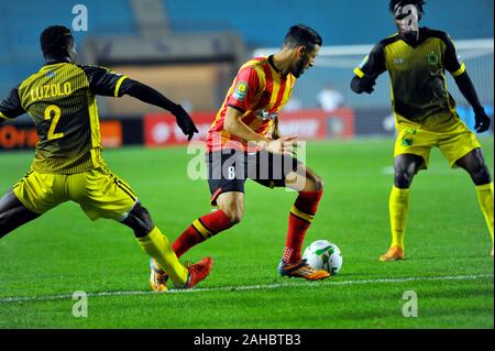 Rades, Tunis. 27 Dez, 2019. Anis Badri von EST (8) und Luzolo Sita (2) während des Spiels EST (Tunesien) vs ALS V Club (DR Kongo) CAF insgesamt Liga der afrikanischen Champions bei Rades Stadion. Credit: Chokri Mahjoub/ZUMA Draht/Alamy leben Nachrichten Stockfoto
