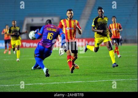 Rades, Tunis. 27 Dez, 2019. Anis Badri von EST (8) und Lukong Bongaman (GK) während der Partie EST (Tunesien) vs ALS V Club (DR Kongo) CAF insgesamt Liga der afrikanischen Champions bei Rades Stadion. Credit: Chokri Mahjoub/ZUMA Draht/Alamy leben Nachrichten Stockfoto