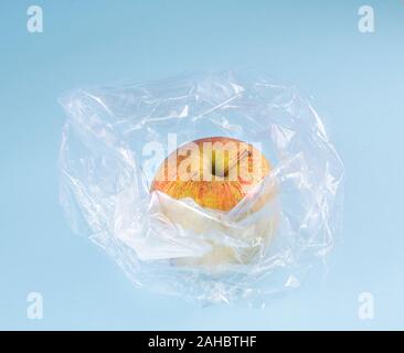 Einen Apfel in einer Plastiktüte Stockfoto