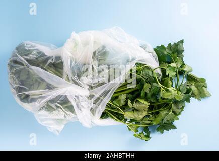 Petersilie auf einem Plastikbeutel Stockfoto