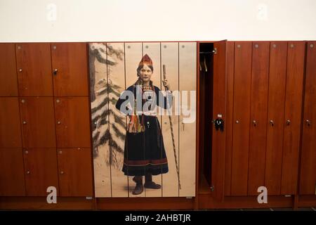 Gemälde von traditionellen schwedischen Folk dress auf schliessfächer an der Nordiskamuseet, Stockholm, Schweden Stockfoto