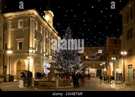 Rieti, Italien - 23. Dezember 2018 - Das historische Zentrum während der Weihnachtsferien mit Lichtern geschmückt. Blick auf den Central Square, Weihnachtsbaum ein Stockfoto