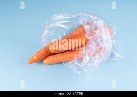 Einige Möhren in einem Plastikbeutel Stockfoto