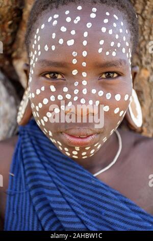 Mädchen mit bemaltem Gesicht von Suri Stamm, West Omo Bank in Äthiopien Stockfoto