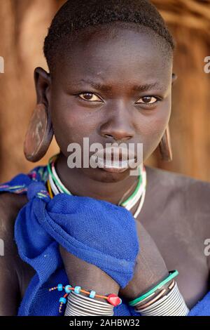 Frau von Suri Stamm mit großen Ton Ohrringe aus West Omo Bank in Äthiopien Stockfoto