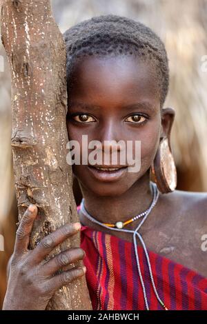 Porträt der schönen Suri Mädchen, Vorderansicht, Omo Valley, Äthiopien, Afrika Stockfoto