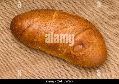 Frische Roggen Brot in Sacktuch, rustikalen Stil. Stockfoto