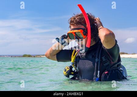 Schließen Sie herauf jungen kaukasischen Taucher im Meer Stockfoto