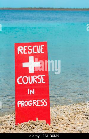 Rote Warnschild für Rescue Übung auf den Strand am Meer Stockfoto