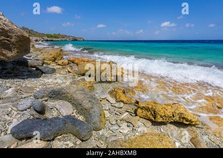 Landschaft mit Felsen und Steine an der Küste in der Nähe von Meer von Bonaire Stockfoto