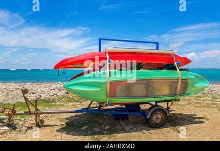 Anhänger mit Kanus oder Kajaks am Strand am Meer auf der Insel Bonaire Stockfoto