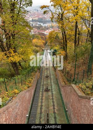 Nebozizek geneigt, Bahnhof in Prag (Tschechische Republik), farbige Blätter im Herbst Stockfoto