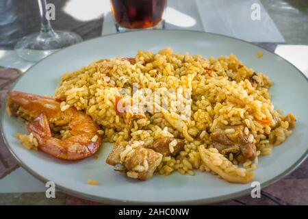 Typisch spanische Paella mit Reis und Garnelen auf weiße Platte Stockfoto