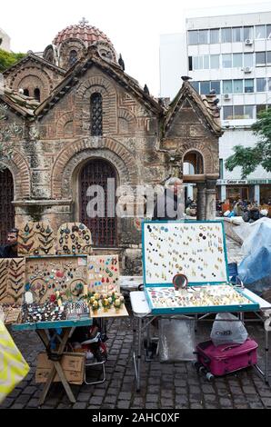 Street Market in Athen, kapnikarea Kirche Stockfoto