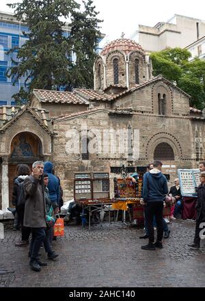 Street Market in Athen, kapnikarea Kirche Stockfoto