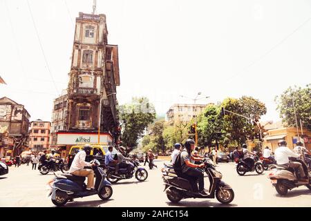 Indien, Mumbai - 8. April 2019 - Der Verkehr auf der Straße ist ein großes Durcheinander. Taxis, Mopeds und Fußgänger. Stockfoto