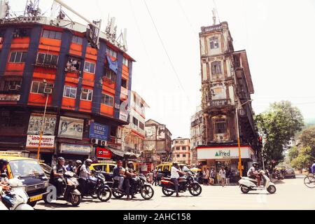 Indien, Mumbai - 8. April 2019 - Der Verkehr auf der Straße ist ein großes Durcheinander. Taxis, Mopeds und Fußgänger. Stockfoto