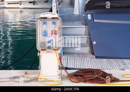 Steckdosen zum Aufladen auf Booten in Meer und im Mittelmeer. Ladestation für Boote und Yachten. Ökologie Technologie. Stockfoto