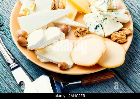 Käse auf dem hölzernen Tisch. Verschiedene Arten von Käse Stockfoto