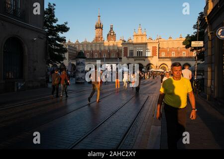 Menschen zu Fuß auf einer Straße in der Nähe der Alten Platz in Krakau, Polen Stockfoto