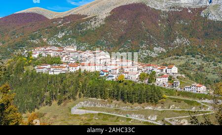 Das schöne Dorf Opi an einem sonnigen Herbstnachmittag. Abruzzen, Italien. Stockfoto