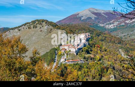 Das schöne Dorf Opi an einem sonnigen Herbstnachmittag. Abruzzen, Italien. Stockfoto