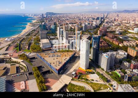 Luftaufnahme von modernen Gebäuden, die in den Küstengebieten des Diagonal Mar in Barcelona, Spanien Stockfoto