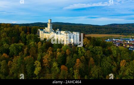 Malerische Herbstlandschaft mit imposanten historischen сhateau Hluboka Schloss in kleinen tschechischen Stadt Hluboka Nad Vltavou, Südböhmen Stockfoto