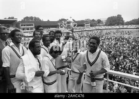 Foto vom 23-06-1979 von Clive Lloyd, der Westinseln Kapitän, durch seine Spieler umgeben, wie er die aufsichtsrechtlichen Schale am Abend des Herrn wird angezeigt. West Indies hatte die Schale mit einem 92 läuft über England in der Endrunde erhalten. Stockfoto