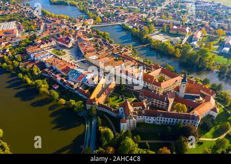 Luftaufnahme des historischen Zentrums von kleinen tschechischen Stadt Telc, auch genannt Mährischen Venedig wegen seiner Grachten an sonnigen Herbsttag Stockfoto