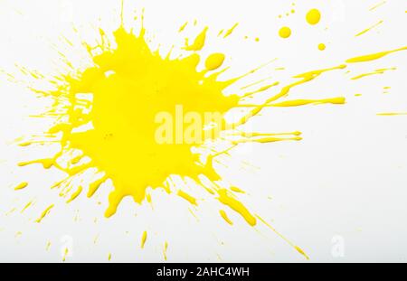 Blot und spritzt von der gelbe Farbe auf weißem Hintergrund Stockfoto