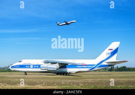 Budapest, Ungarn - 11. August 2015: Flugzeug Antonov 124 cargo Standby an der Ferenc Liszt Flughafen am 20. April 2013, in Budapest, Ungarn. Stockfoto