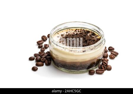2-in-1-cremigen Cappuccino Käsekuchen in Glas Glas isoliert auf weißem Stockfoto