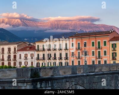 Paläste von Piazza Garibaldi bei Sonnenuntergang mit der Majella im Hintergrund. Sulmona Stockfoto