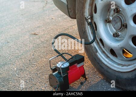 Pkw-Reifen mit Kompressor aufpumpen Stockfotografie - Alamy