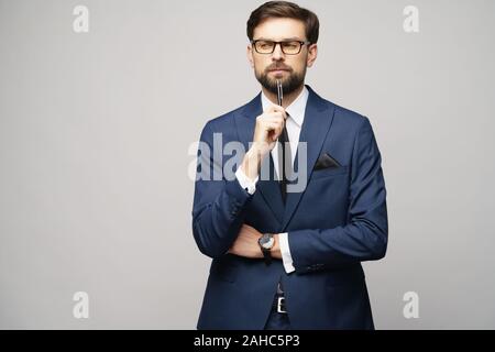 Studuo Schuss des Denkens Lösung Problem Geschäftsmann tragen Anzug halten Stift Stockfoto