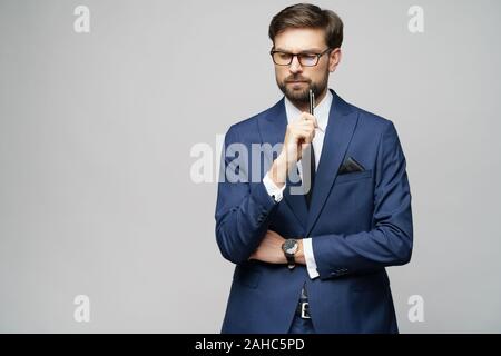 Studuo Schuss des Denkens Lösung Problem Geschäftsmann tragen Anzug halten Stift Stockfoto