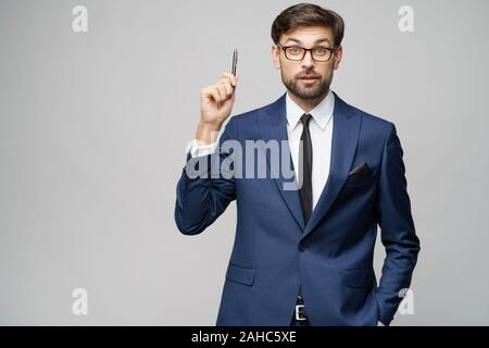 Studuo Schuss des Denkens Lösung Problem Geschäftsmann tragen Anzug halten Stift Stockfoto