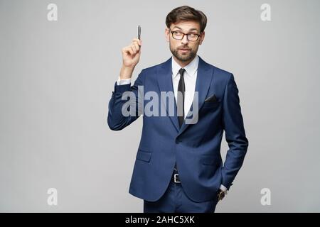 Studuo Schuss des Denkens Lösung Problem Geschäftsmann tragen Anzug halten Stift Stockfoto