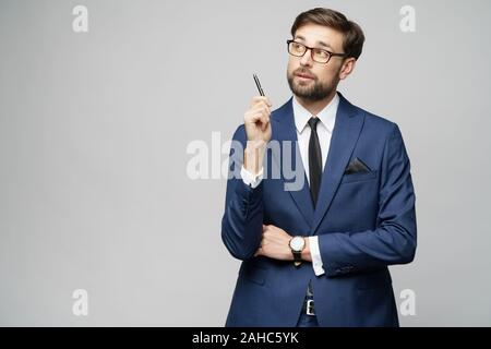 Studuo Schuss des Denkens Lösung Problem Geschäftsmann tragen Anzug halten Stift Stockfoto