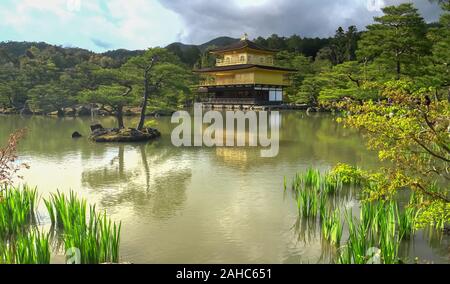 KYOTO, JAPAN - April, 15, 2018: Weitwinkelaufnahme der Kinkaku-ji-Tempel in Kyoto. Stockfoto