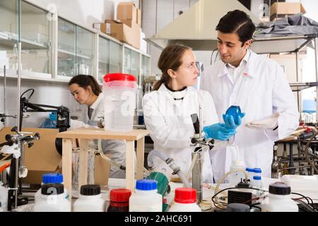 Professionelle Chemiker im Labor arbeiten, die Analyse von flüssigen Proben in versuchsfläschchen Stockfoto